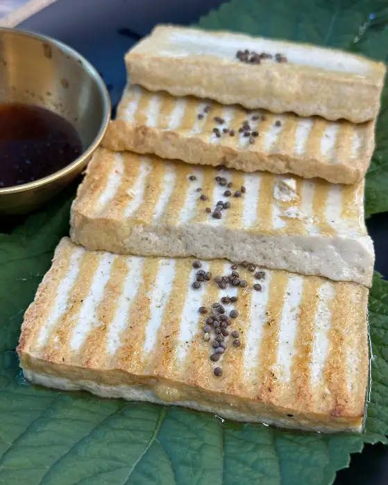 도톰하게 썰어낸 묵 요리
