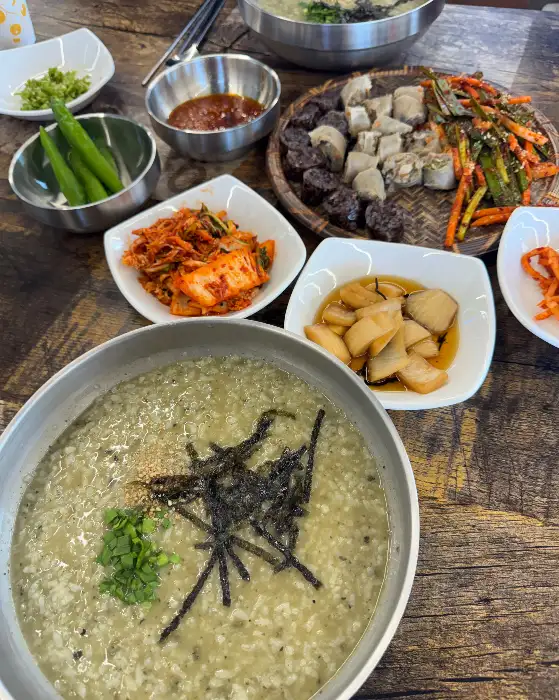 보말죽과 김치, 돔베고기가 함께 나온 상차림