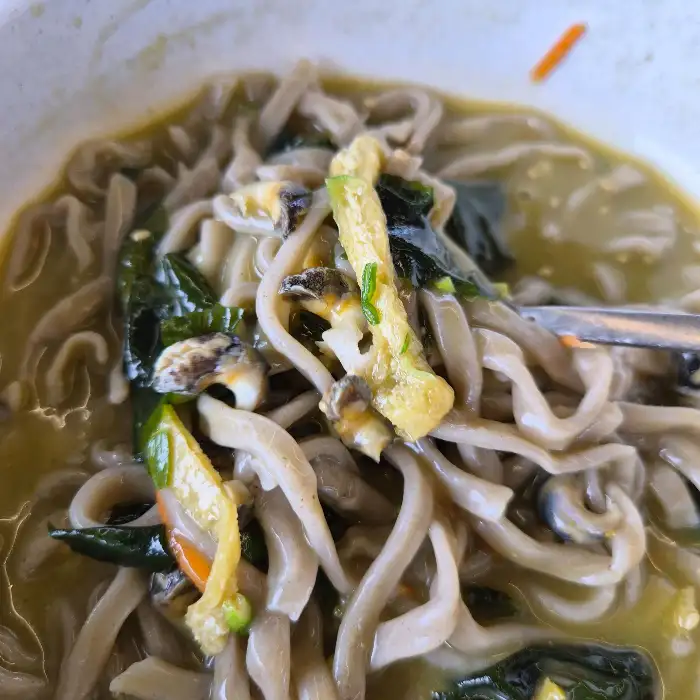 칼국수 면에 보말과 해초가 보이는 모습