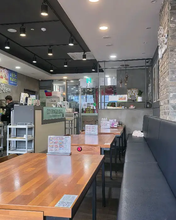 식당 내부 테이블 모습
