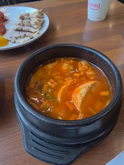 먹음직스러운 순두부찌개