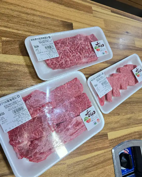 여러 부위의 신선한 소고기