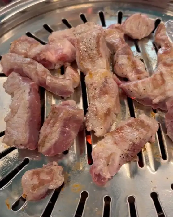 불판 위에서 맛있게 익어가는 삼겹살과 목살.
