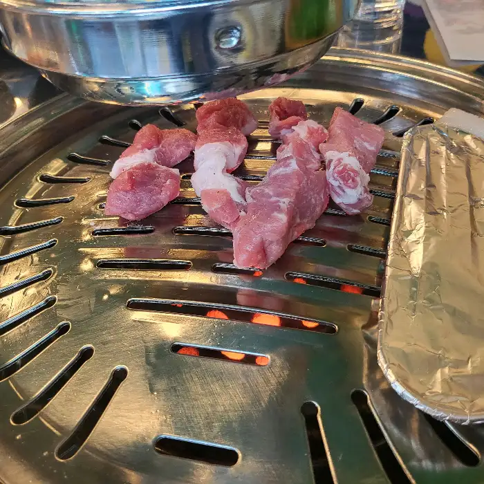 불판 위에서 익어가고 있는 목살.