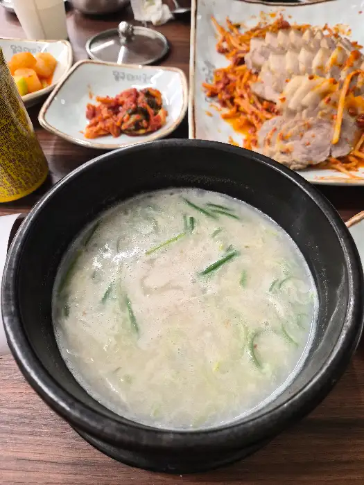 수육찜과 곁들임 찬 모습