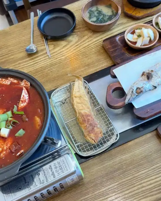 갈치조림과 옥돔구이, 밥이 놓인 상차림