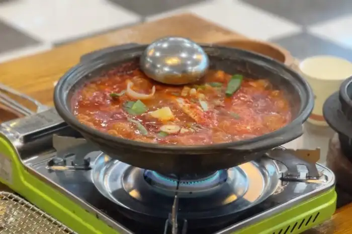 돌솥에 담긴 전복밥