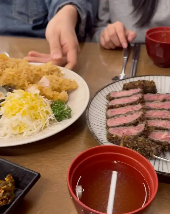 테이블에 차려진 푸짐한 식사