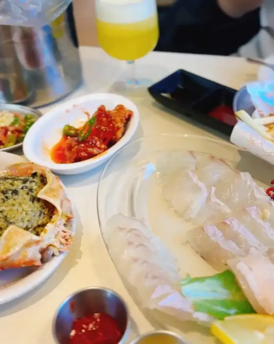 광어회와 사이드 메뉴