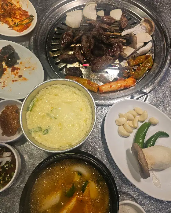 테이블 위에 차려진 푸짐한 고기 한 상