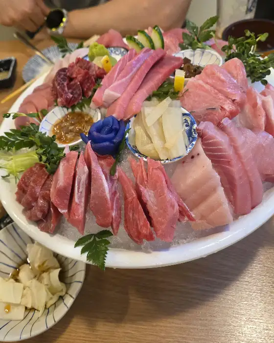 참치회와 곁들임 찬