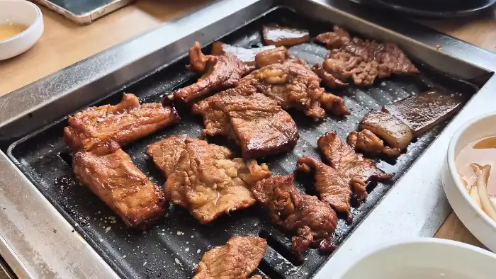 불판 위에서 익어가는 돼지갈비
