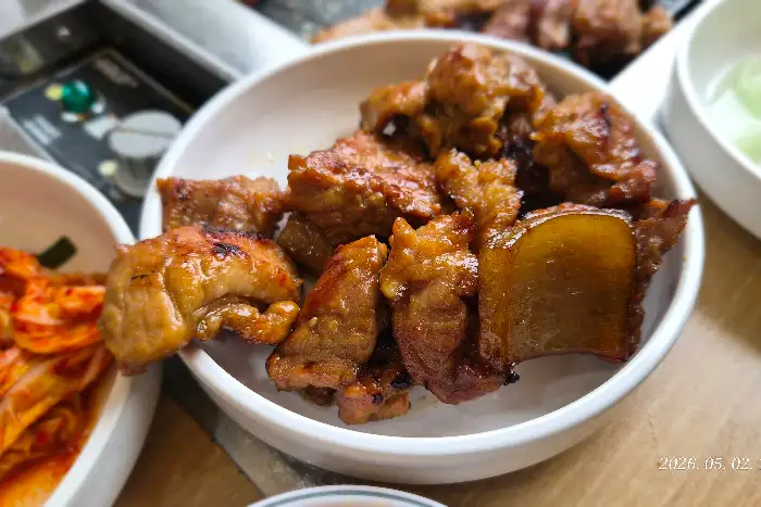 푸짐하게 차려진 돼지갈비 한 상