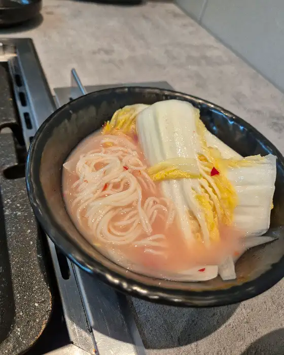 새콤달콤한 비빔냉면과 함께 나온 밑반찬