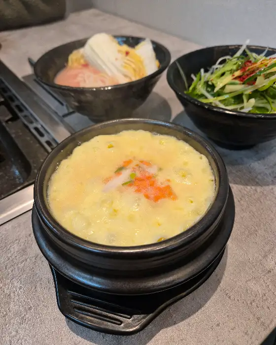 식탁 위에 차려진 여러 가지 밑반찬과 계란찜
