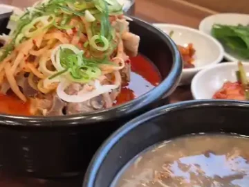 제주 함덕, 추억 속 집밥처럼 푸근한 맛 ‘용두네 해장국’