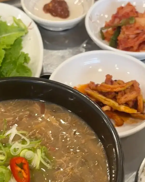 정갈하게 담겨 나온 밑반찬들
