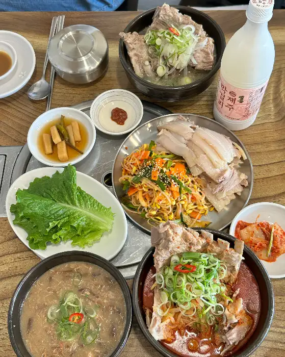 푸짐하게 차려진 용두네 해장국 한 상 차림