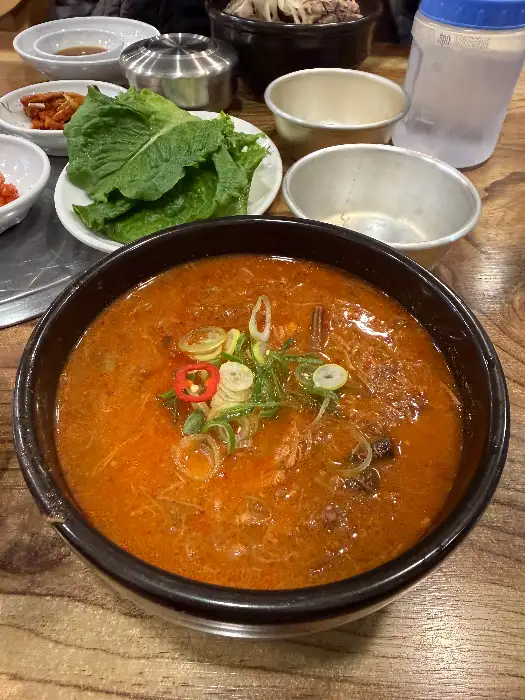 얼큰해 보이는 매운 접짝뼈 해장국