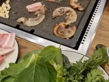 천안 “쌈마이대패” 단골 각! 풍성한 쌈과 신선한 고기 맛집