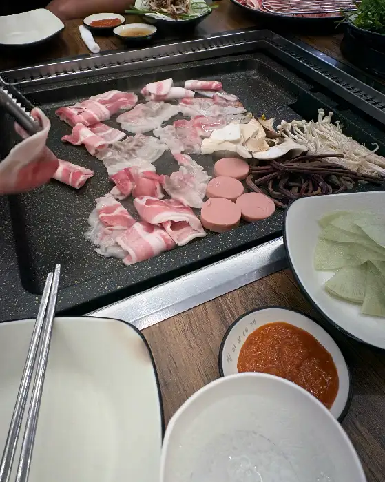 얇게 썬 대패삼겹살과 다양한 쌈 재료