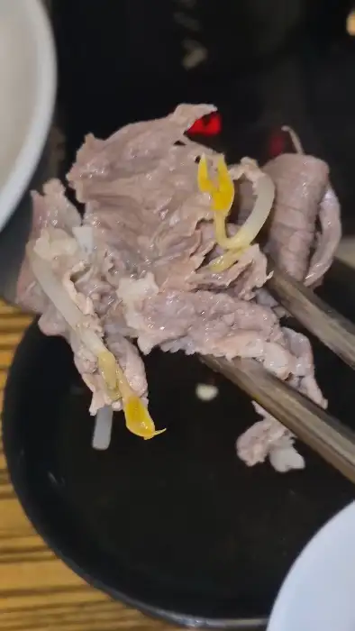 집게로 집어 올린 샤브샤브용 소고기