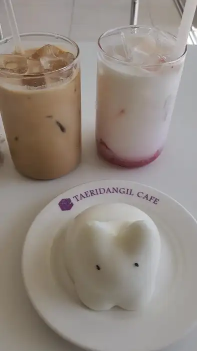 블랙버터크림라떼와 딸기 요거트 스무디