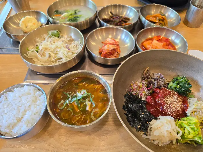 정갈하게 차려진 여러 가지 반찬과 밥, 그리고 비빔밥