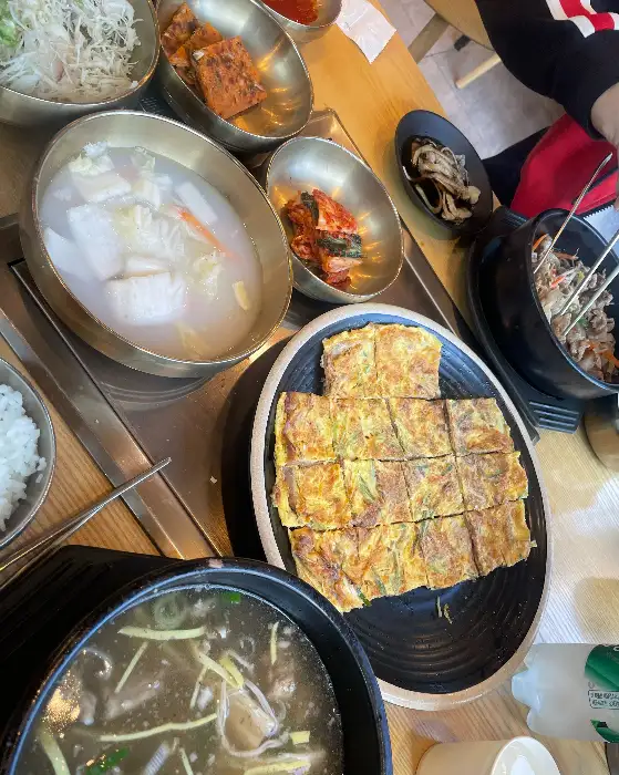 다양한 밑반찬과 뚝배기 불고기, 그리고 밥