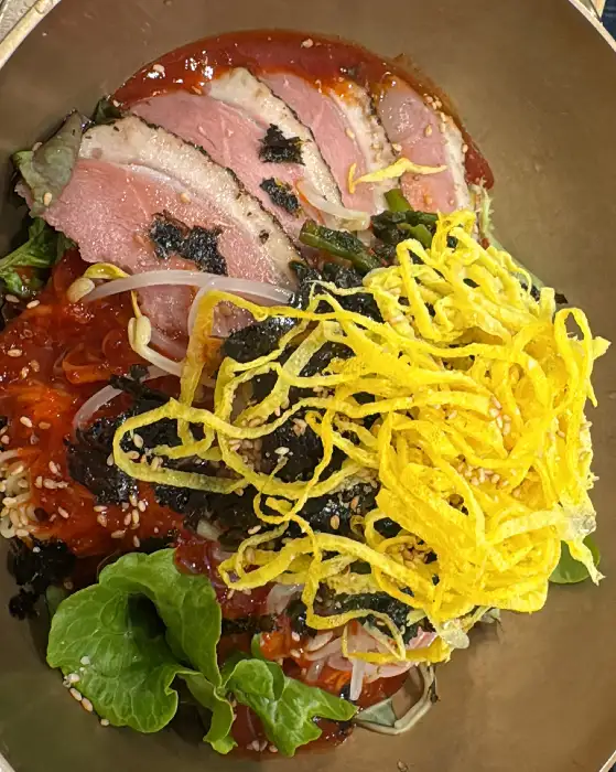 먹음직스러운 육회 비빔밥의 모습