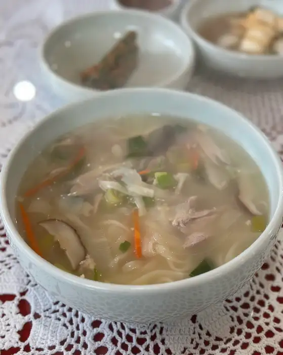 뽀얀 닭칼국수 한 그릇
