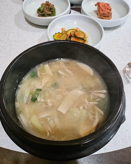 닭칼국수 속 닭고기 살과 채소