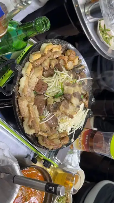 전골 국물을 덜어내는 모습