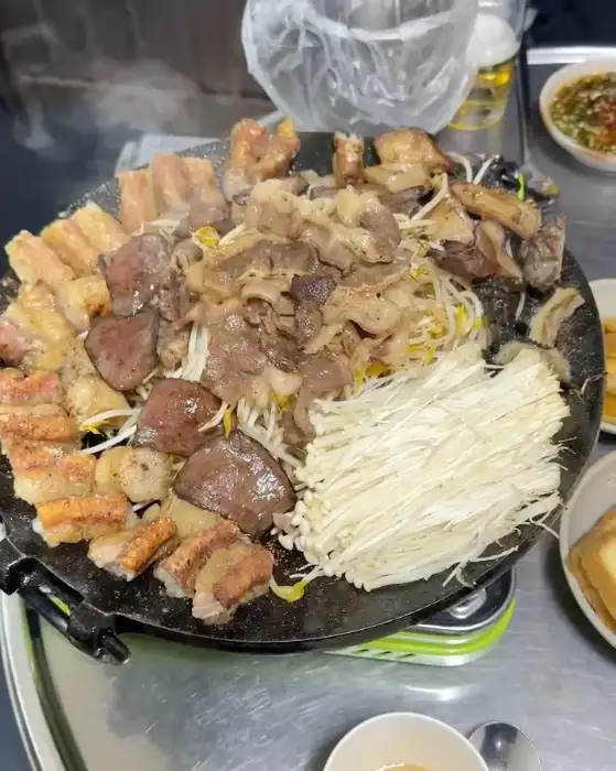 잘 구워진 곱창, 대창, 막창