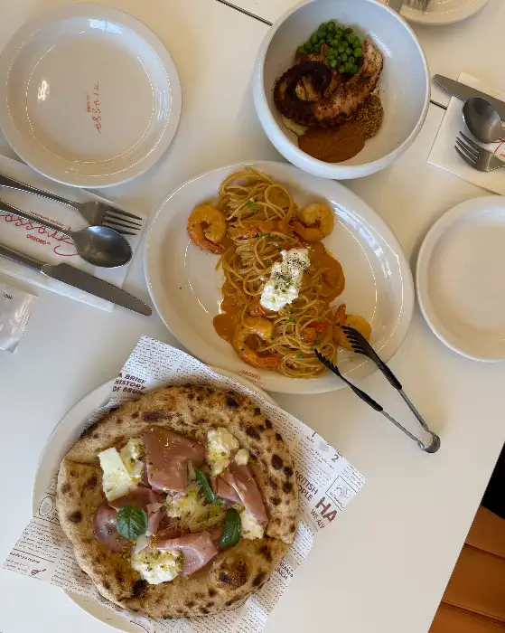 다양한 음식이 준비된 테이블
