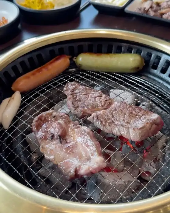 숯불 위에서 구워지는 소고기