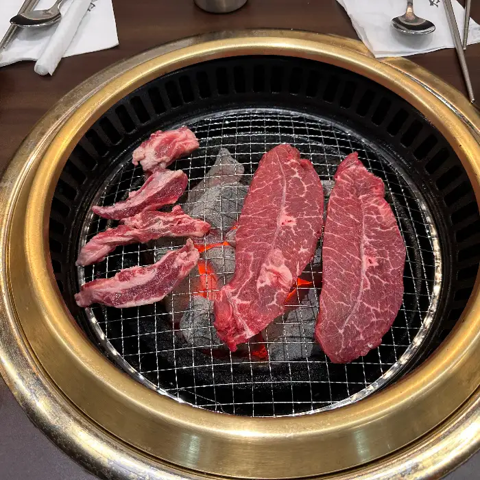 숯불 위에서 맛있게 익어가는 소고기