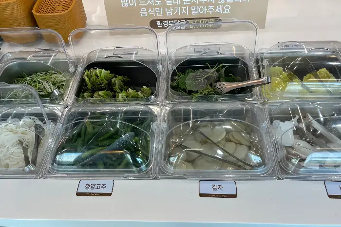 다양하게 준비된 쌈 채소와 곁들임 찬