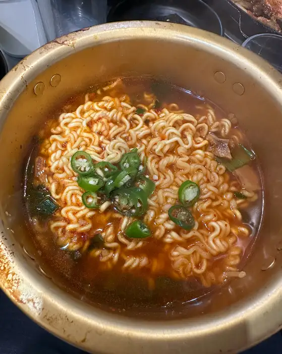 뜨끈한 국물에 매콤한 고추가 올려진 라면