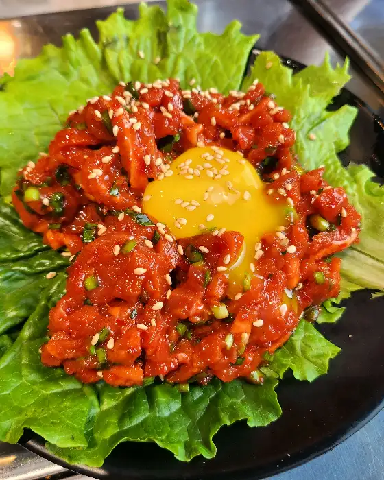 신선한 육회가 예쁜 노른자와 함께 플레이팅 된 모습