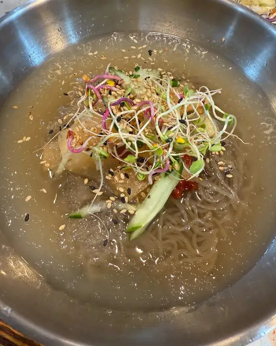 시원한 육수에 메밀면과 채소가 어우러진 물냉면