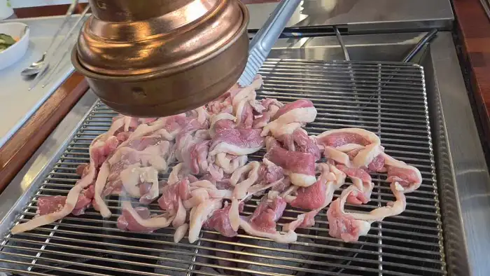 숯불 위에서 익어가고 있는 오리고기