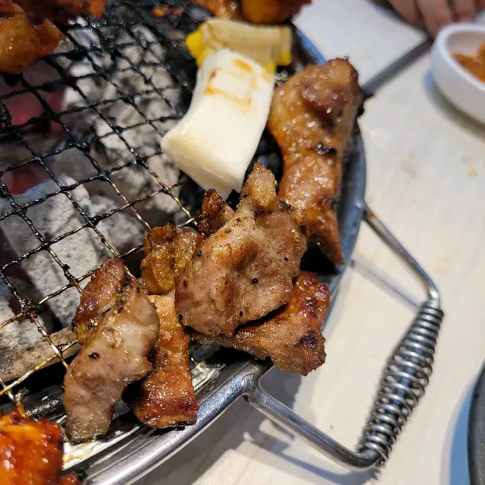 숯불 위에서 맛있게 익어가는 갈비