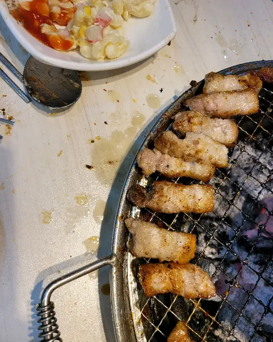 노릇하게 구워진 삼겹살