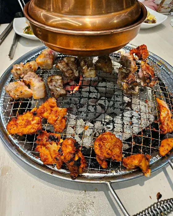 숯불 위에서 익고 있는 다양한 부위의 고기들