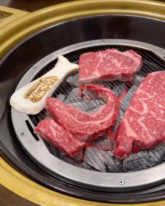 숯불 위에서 맛있게 구워지는 갈비살
