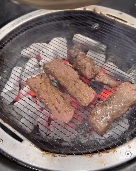 불판 위에서 맛있게 익어가는 고기