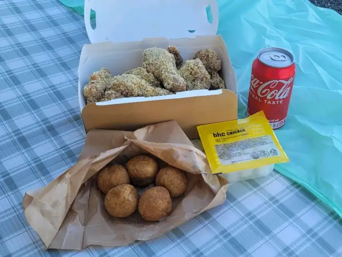 다양한 치킨 메뉴가 담긴 사진