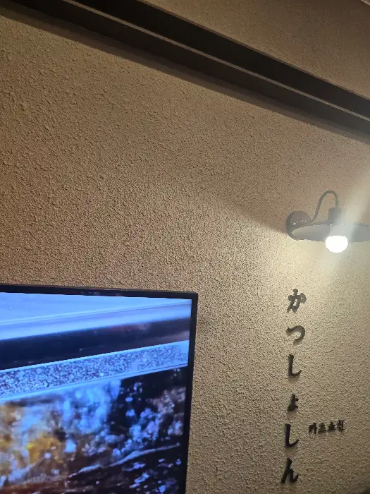 매장 내부 조명과 벽면 인테리어