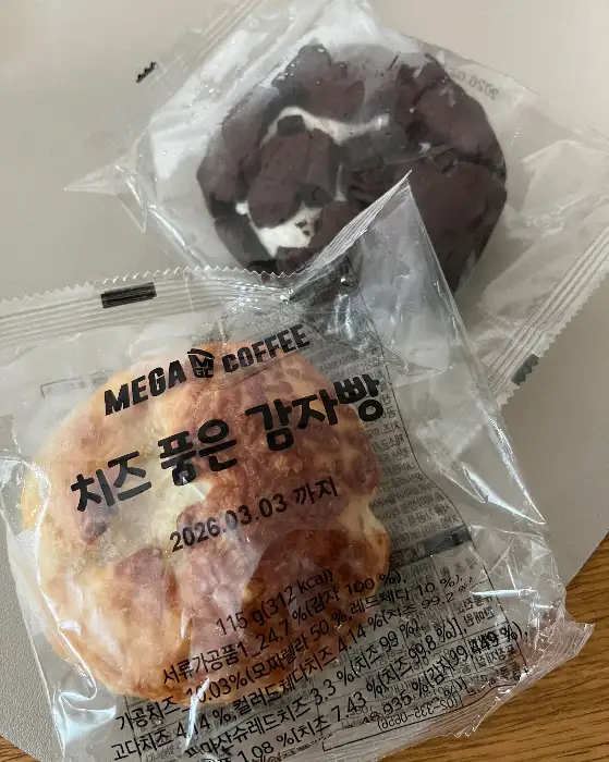 메가커피 디저트 (스모어 쿠키, 치즈 감자빵)